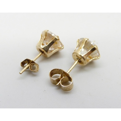 938 - A pair of 9ct gold stud earrings