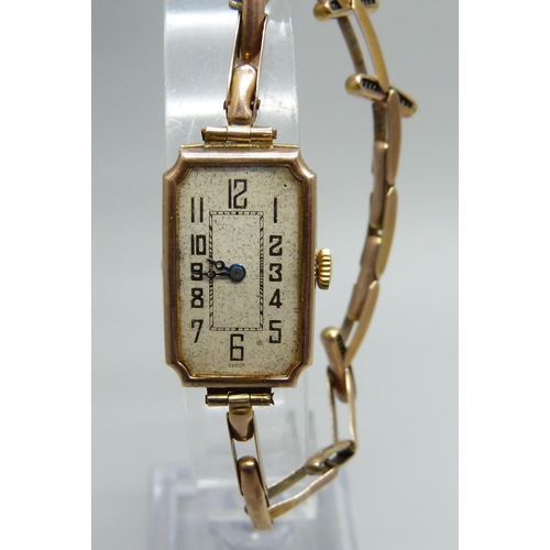 944 - A lady's 9ct gold cased wristwatch