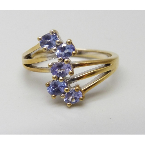 945 - A silver gilt and tanzanite ring, Q