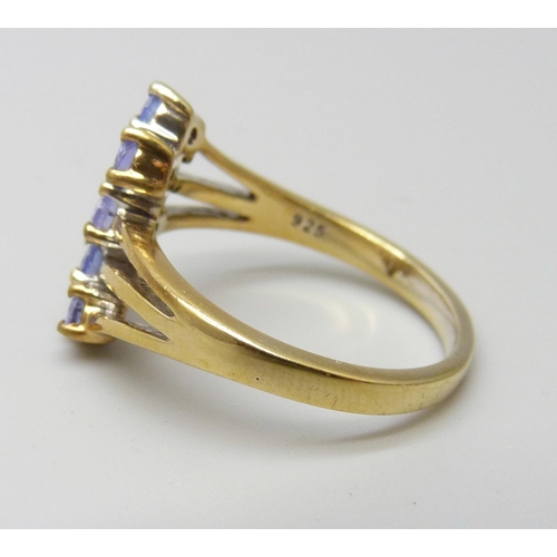 945 - A silver gilt and tanzanite ring, Q