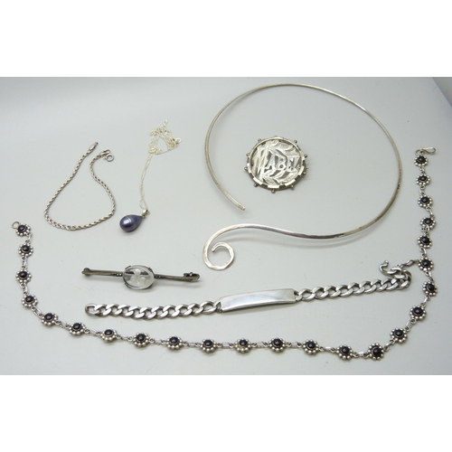 952 - A silver bracelet, 21g, a silver necklace, a silver collar necklace, two brooches and a pendant