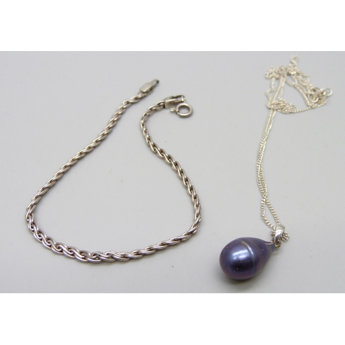 952 - A silver bracelet, 21g, a silver necklace, a silver collar necklace, two brooches and a pendant