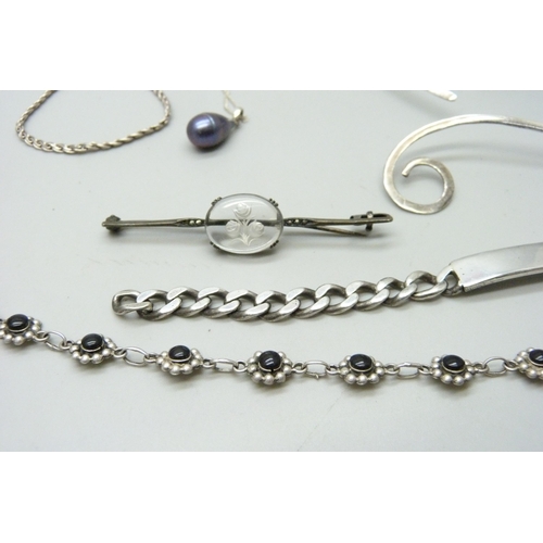 952 - A silver bracelet, 21g, a silver necklace, a silver collar necklace, two brooches and a pendant