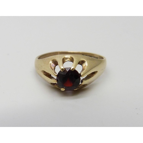 955 - A 9ct gold garnet solitaire ring, 2.1g, J