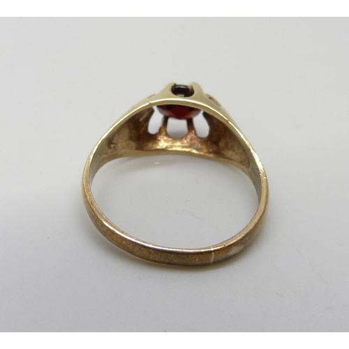 955 - A 9ct gold garnet solitaire ring, 2.1g, J