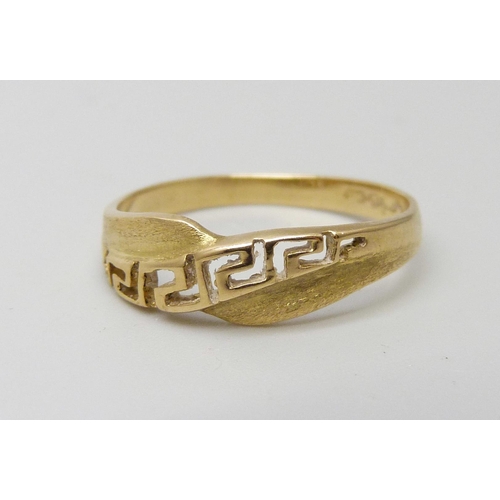 956 - An 18ct gold Greek key pattern ring, 1.9g, L