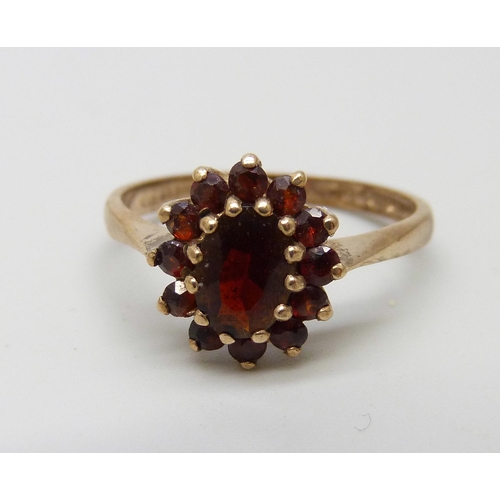 963 - A 9ct gold garnet cluster ring, 2.3g, O