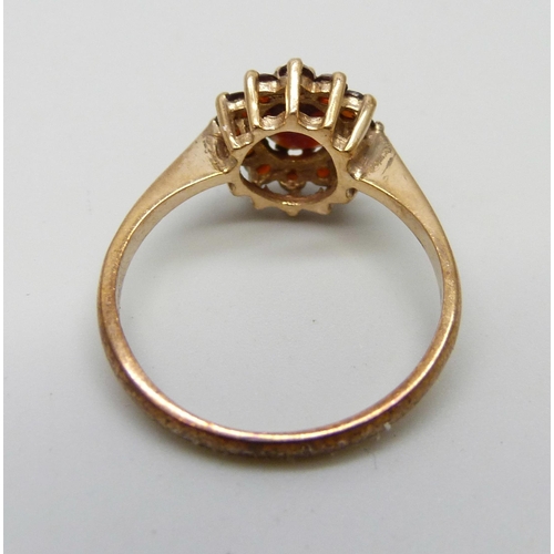 963 - A 9ct gold garnet cluster ring, 2.3g, O