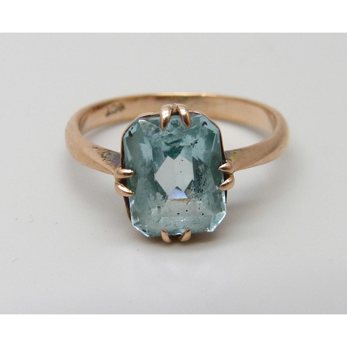 966 - A 9ct gold emerald cut aquamarine ring, 2.5g, L