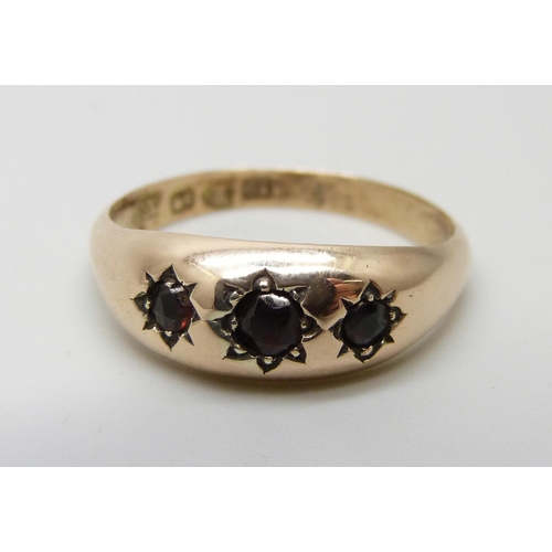 967 - A 9ct gold three stone garnet ring, 1.6g, Q