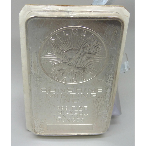 969 - A 999 fine silver Ten Troy Ounces Sunshine Minting Inc. Silver Eagle ingot, with certificate of auth... 