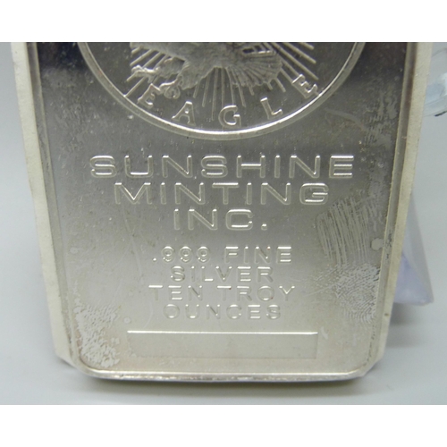 969 - A 999 fine silver Ten Troy Ounces Sunshine Minting Inc. Silver Eagle ingot, with certificate of auth... 