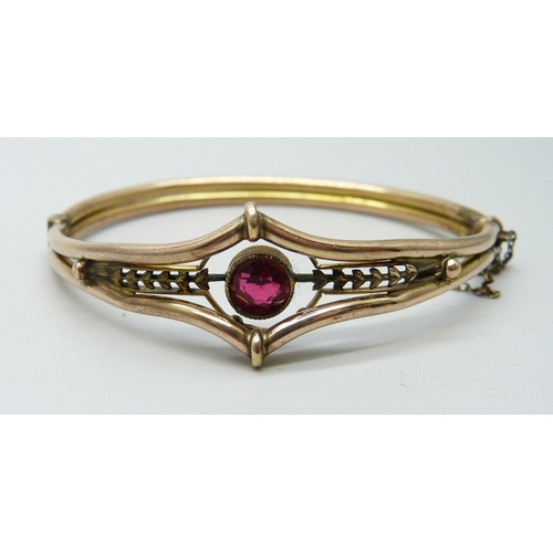 975 - An early 20th Century red stone set bangle