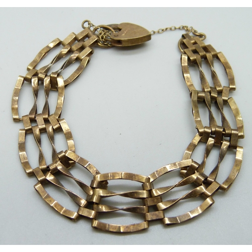 980 - A 9ct gold gate bracelet, 9.2g