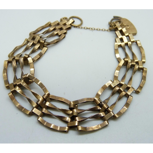 980 - A 9ct gold gate bracelet, 9.2g