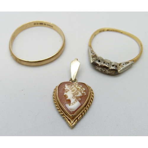 981 - An 18ct gold and platinum ring, 1.9g, a/f, a 9ct gold ring, 1.5g, and a 9ct gold heart shaped cameo ... 