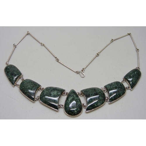 985 - A 925 silver green agate necklace