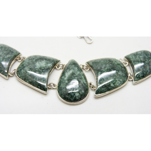 985 - A 925 silver green agate necklace