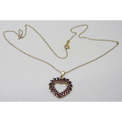 986 - A garnet pendant on a chain