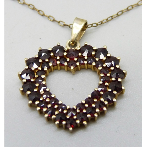 986 - A garnet pendant on a chain