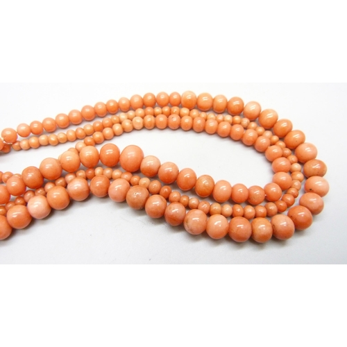 990 - A coral necklace with silver clasp, 51g