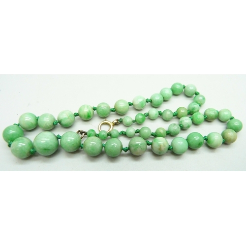 991 - A jade bead necklace with a 9ct gold fastener, 29.6g, 38cm