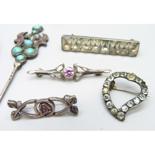 994 - A moss agate brooch, five other brooches, a turquoise and red stone pin and a memorial charm