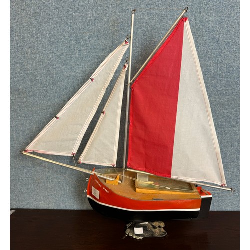 363 - A Richard Webb model pond yacht