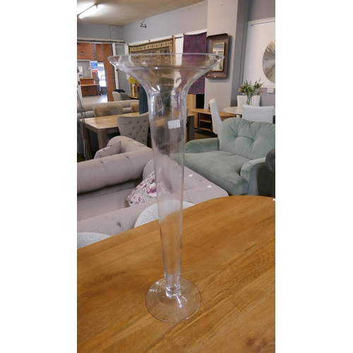 1341 - A glass lily vase