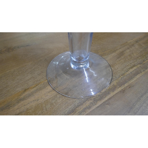 1341 - A glass lily vase