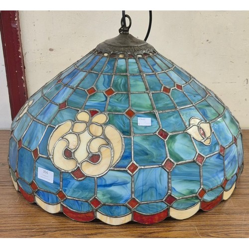 356 - A Tiffany style light shade