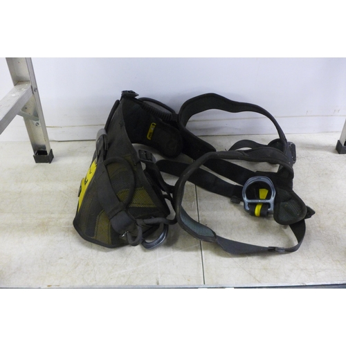 2413 - A folding aluminum Hop Up Step with 2 spirit levels and a Petzl AVAO safety harness