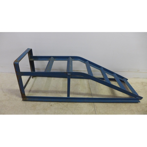 2419 - A pair of metal car ramps