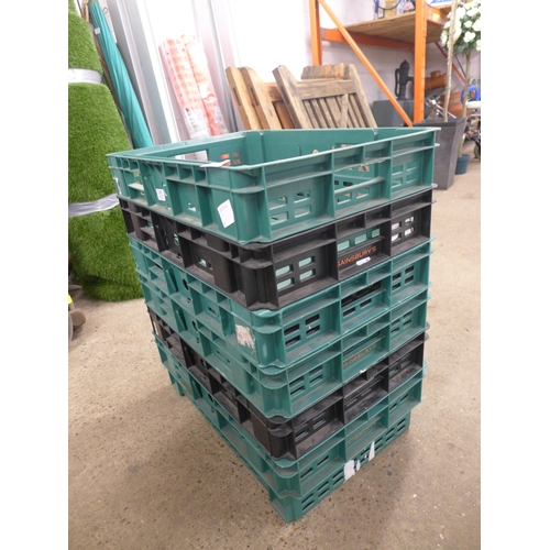 2368 - 6 plastic stackable storage crates