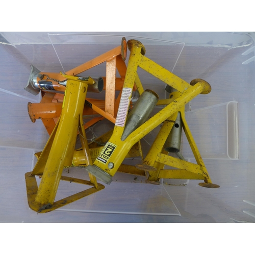 2380 - 3 pairs of Halfords 2 tonne axle stands