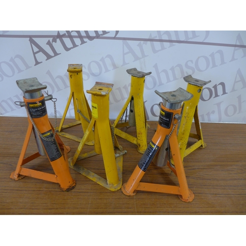 2380 - 3 pairs of Halfords 2 tonne axle stands