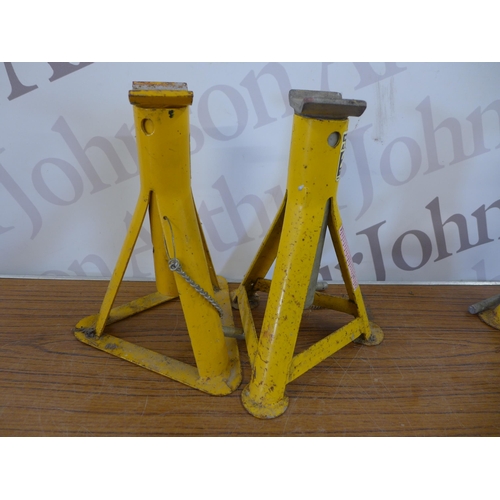 2380 - 3 pairs of Halfords 2 tonne axle stands