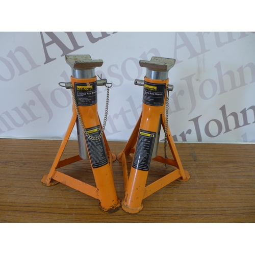 2380 - 3 pairs of Halfords 2 tonne axle stands