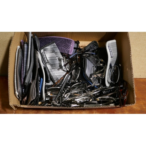 6080 - Mixed lot of Mens and Ladies reading glasses *This Item Is Subject To Vat (327A-463-475)