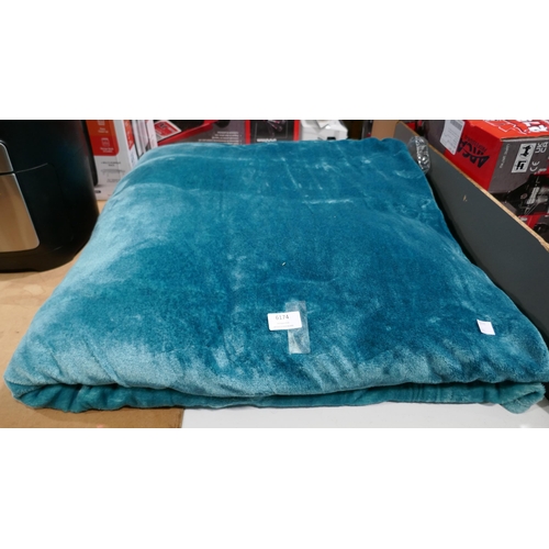 6174 - Plush Family Blanket *This Item Is Subject To Vat (327A-293)