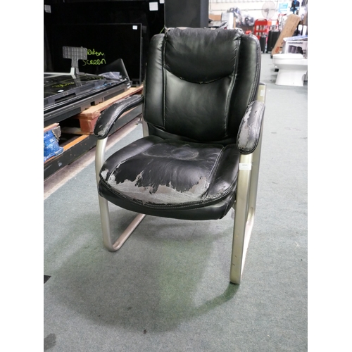 6261 - Black Guest Chair Bonded Leather - Damaged *This Item Is Subject To Vat (327A-275)