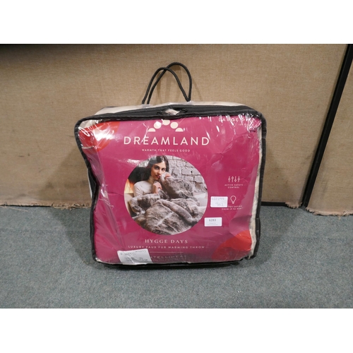 6283 - Husky Fur Heated Throw  - 120 X 160 Cm    (324-211/902) *This lot is subject to vat