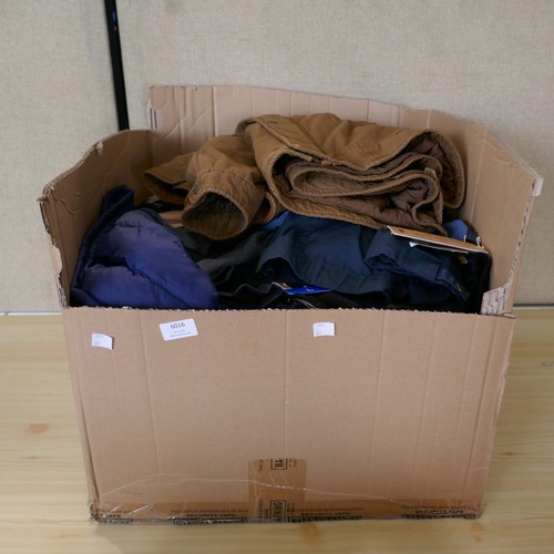 6033 - Small Qty of mixed clothing inc DeWalt, Etc (331-902/600) *This lot is subject to VAT