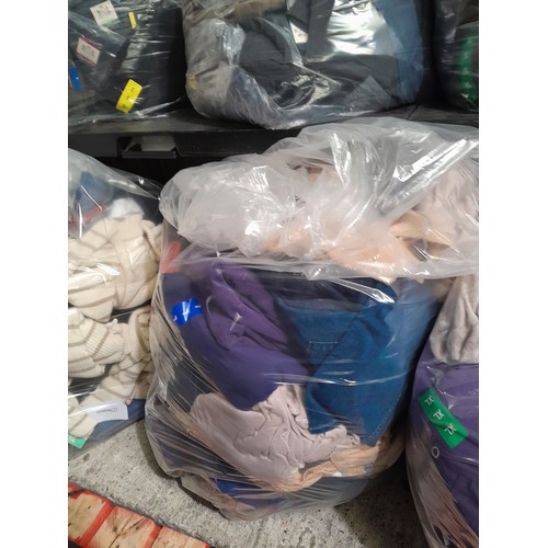 6274 - Large quantity of mixed clothing (327A-611) *This lot is subject to vat