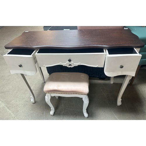 1462 - A dressing table with an upholstered stool