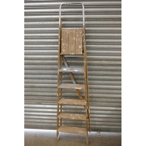 2137 - A 6 rung wooden step ladder