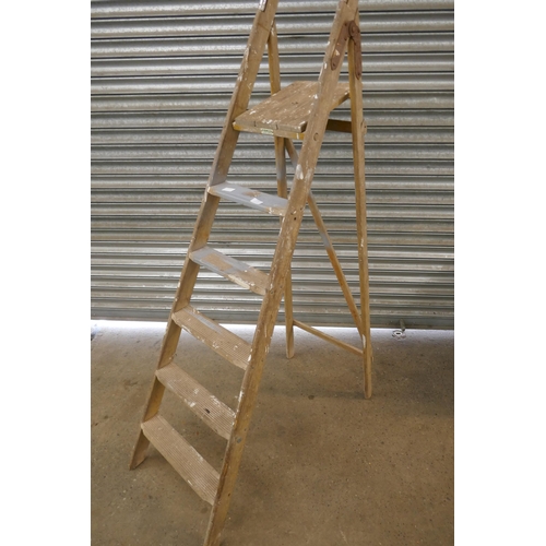 2137 - A 6 rung wooden step ladder