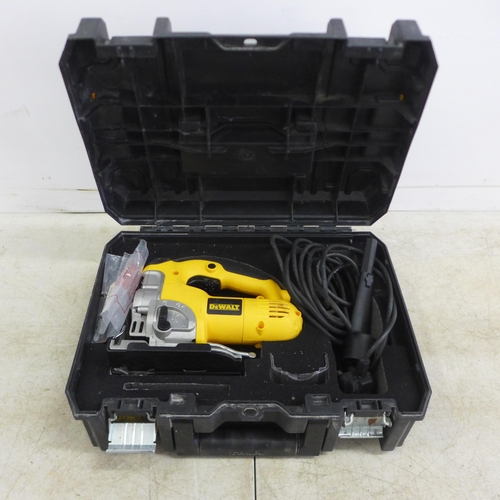 2020 - A Dewalt DE331KT jigsaw in case