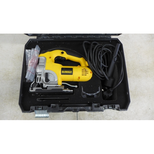 2020 - A Dewalt DE331KT jigsaw in case