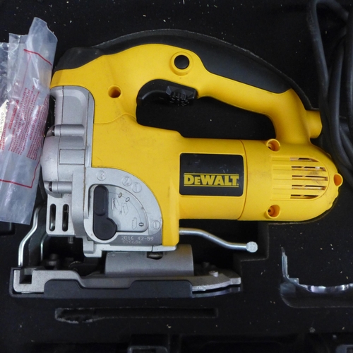 2020 - A Dewalt DE331KT jigsaw in case